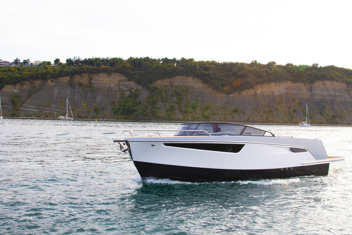 foto: 31 Alfastreet Marine 28 Cabin Electric