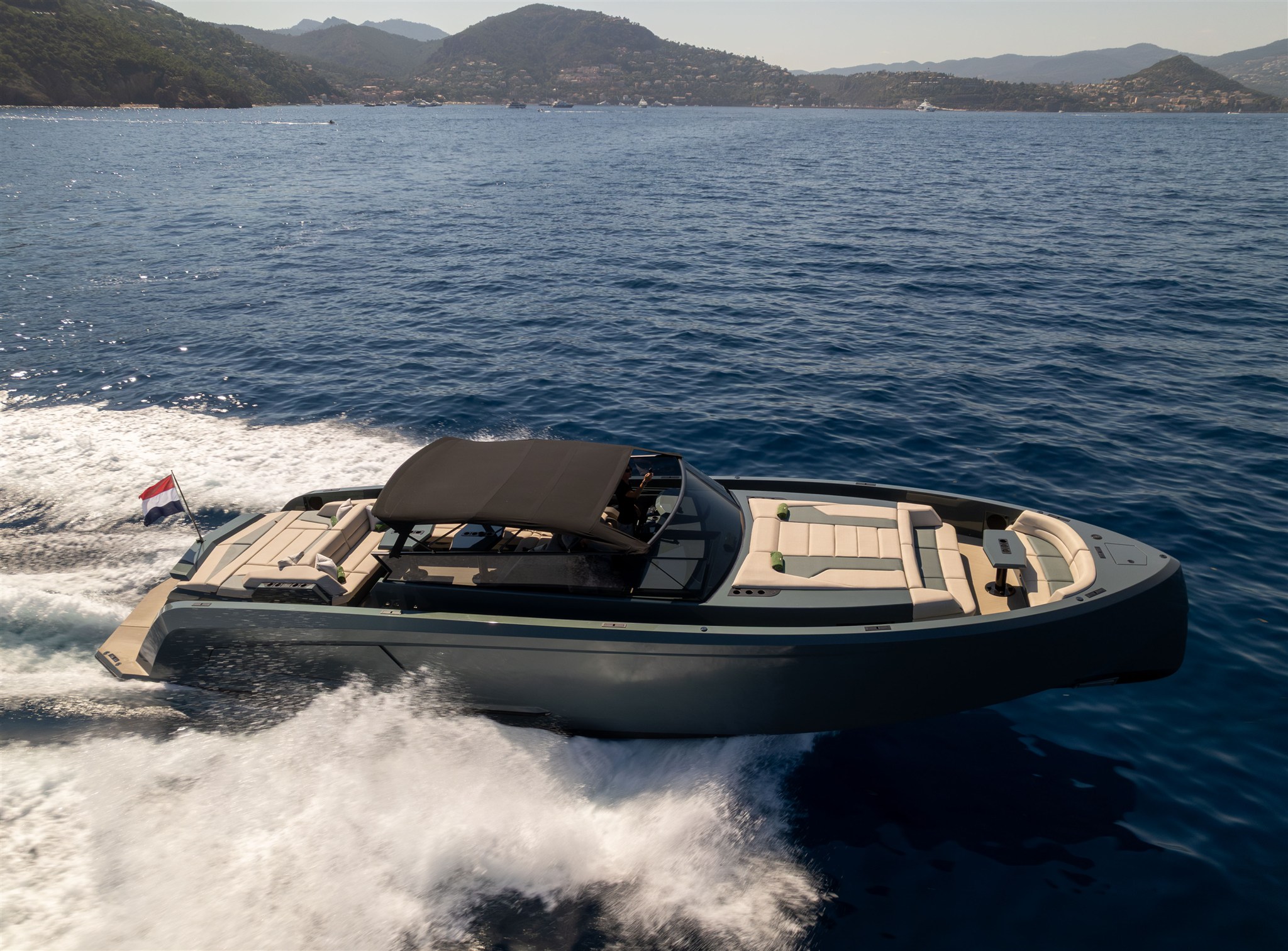 foto: 13 Vanquish Yachts VQ 54