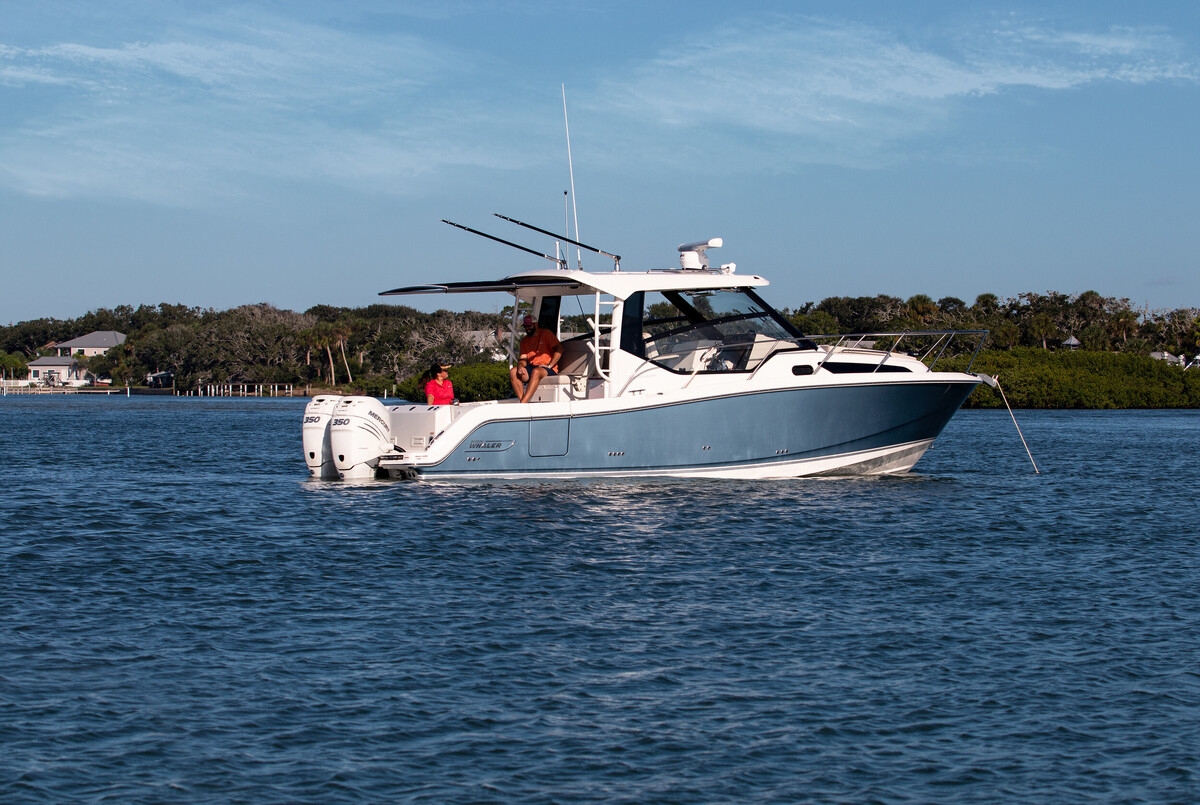 foto: 4 Boston Whaler 325 Conquest