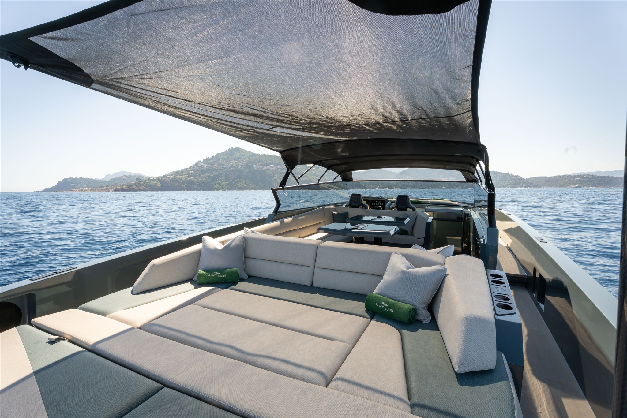 foto: 14 Vanquish Yachts VQ 54