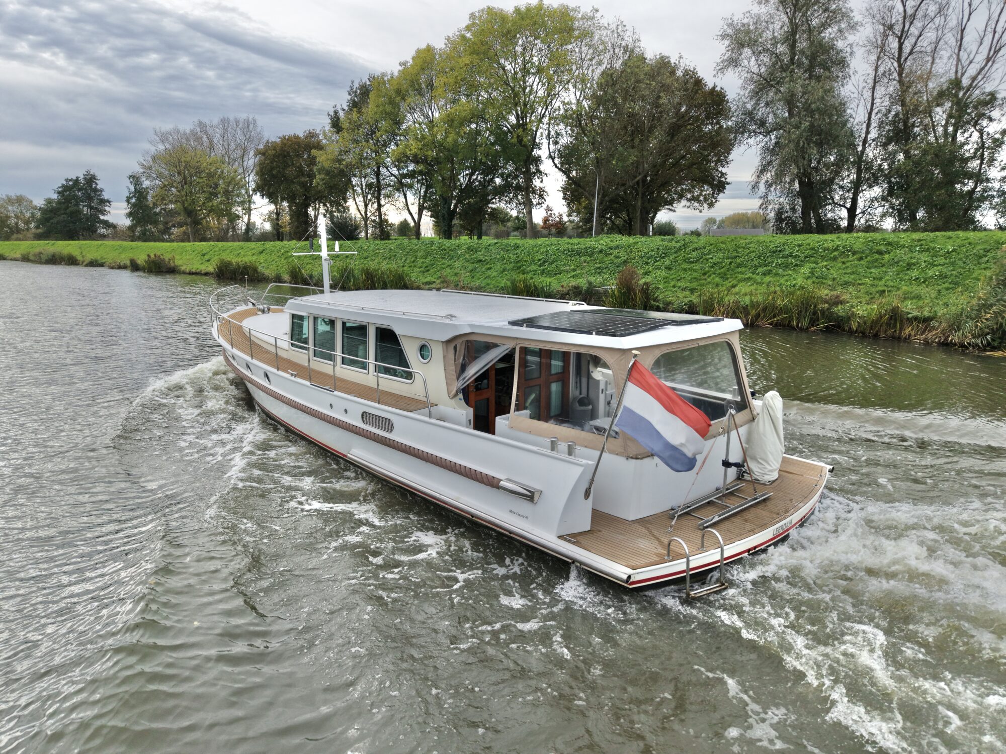 foto: 72 Serious Yachts Serious Yachts Gently Low Bridge 45 Sedan
