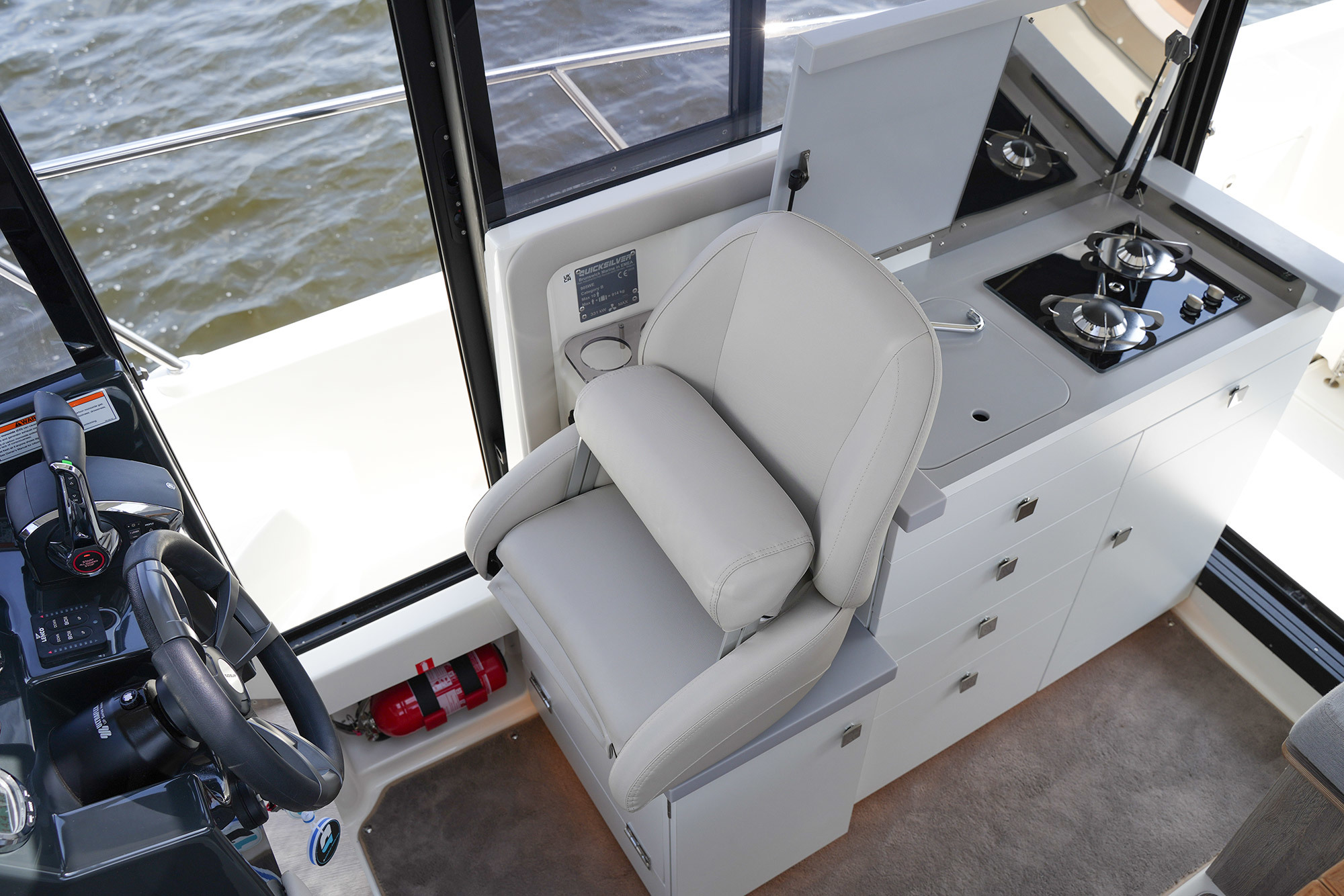 foto: 31 Quicksilver Activ 905 Weekend Outboard