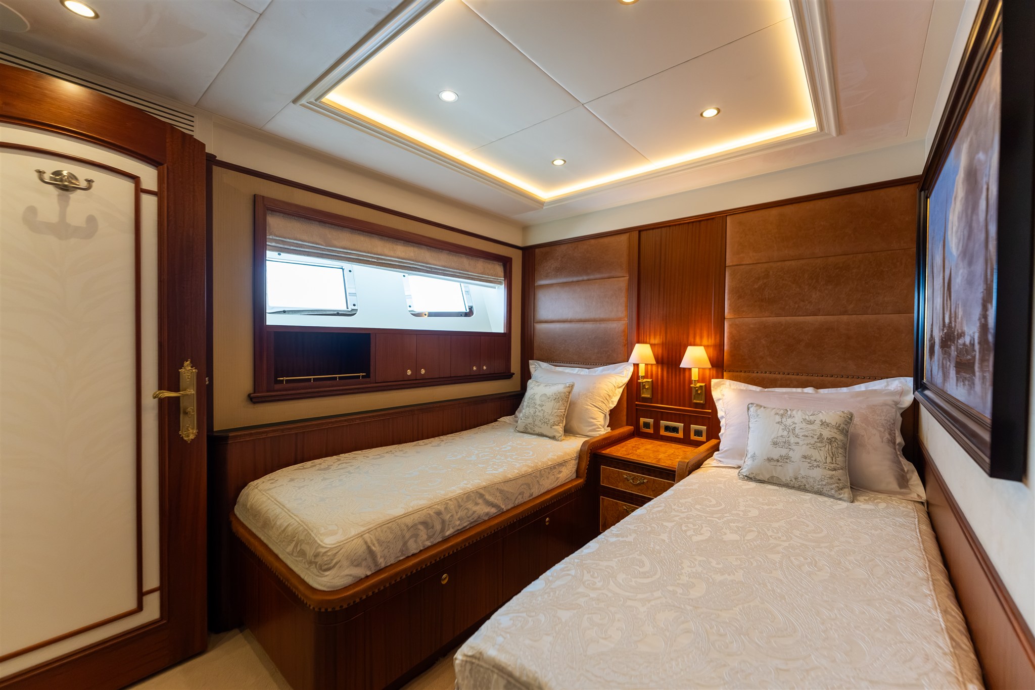 foto: 52 Van Der Valk Shipyard Custom Explorer