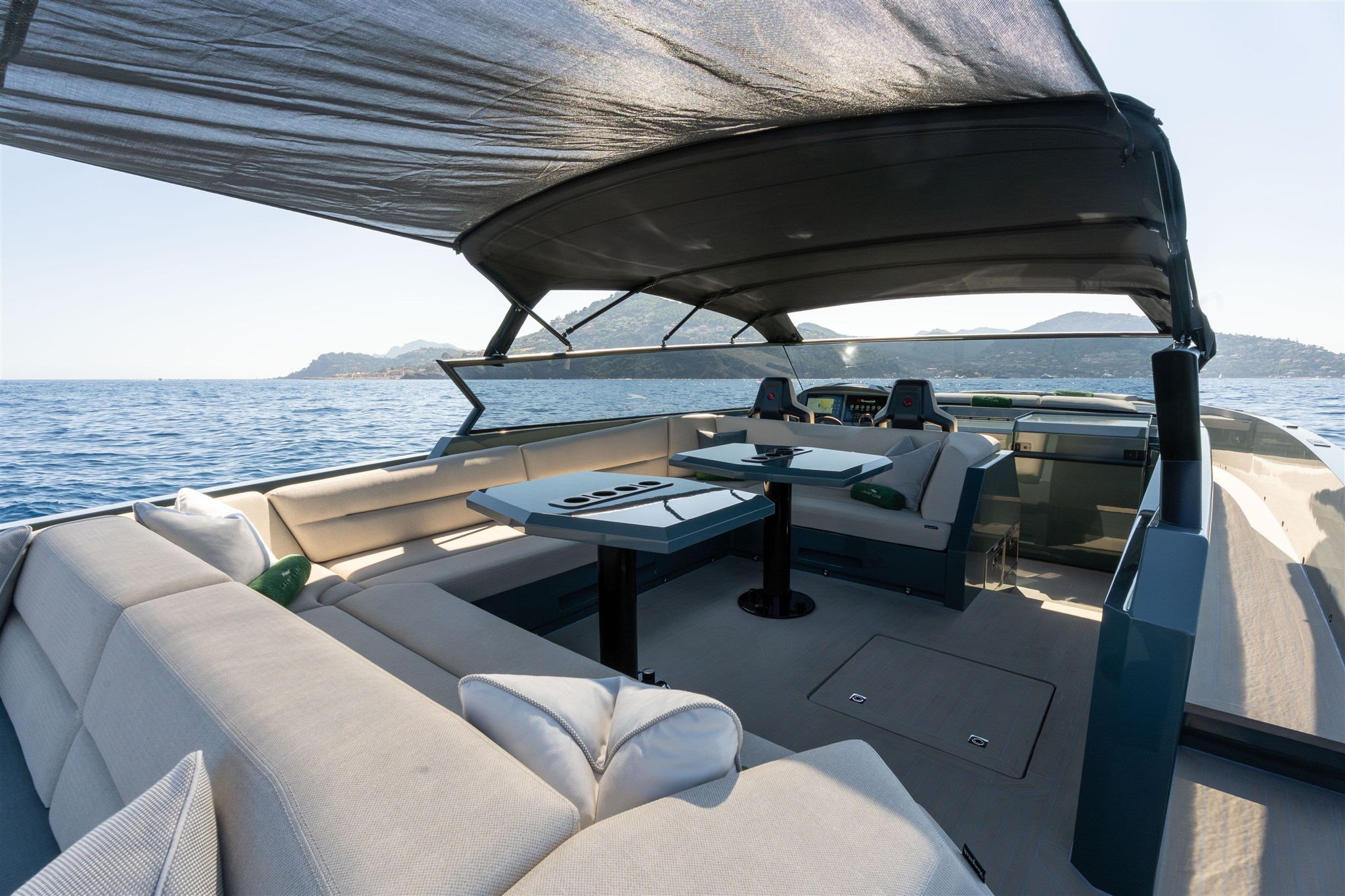 foto: 15 Vanquish Yachts VQ 54