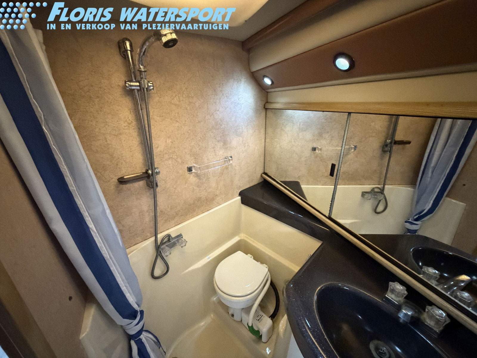 foto: 8 Bayliner 4387