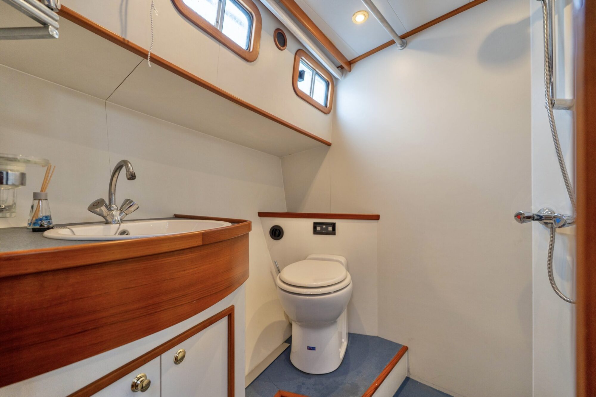 foto: 19 Pieter Beeldsnijder Pieter Beeldsnijder Spiegelkotter 15.00 VS