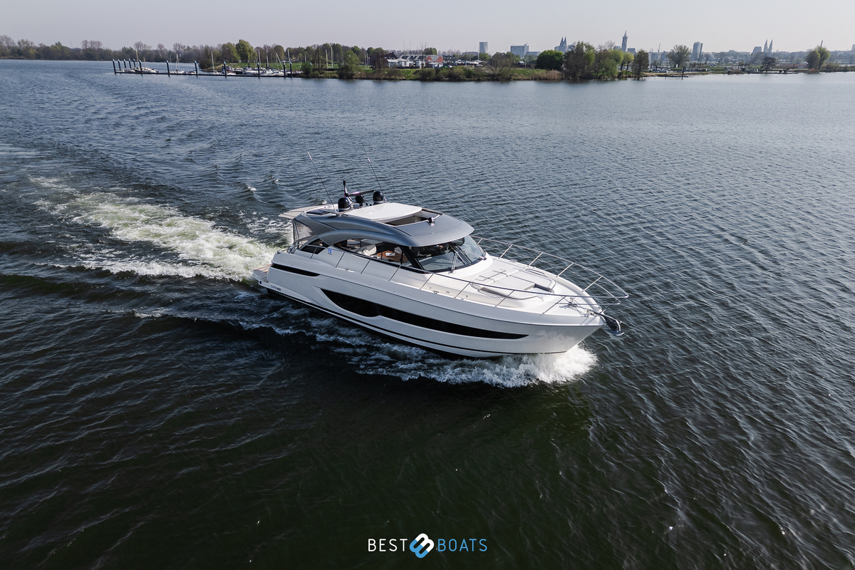 foto: 35 Riviera 4600 SPORT YACHT-PLATINUM EDITION