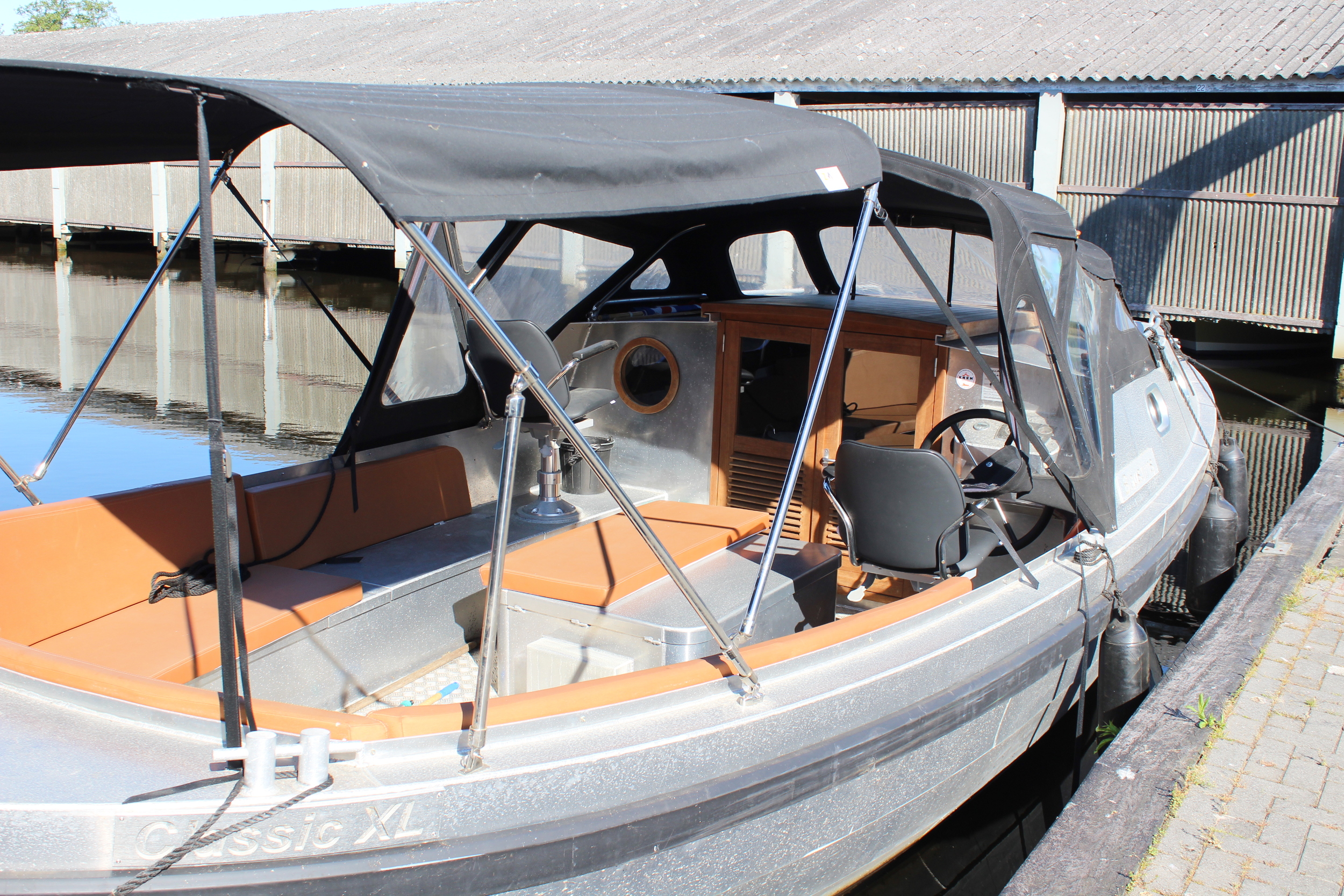 foto: 15 Black Fish Cabin 850 XL