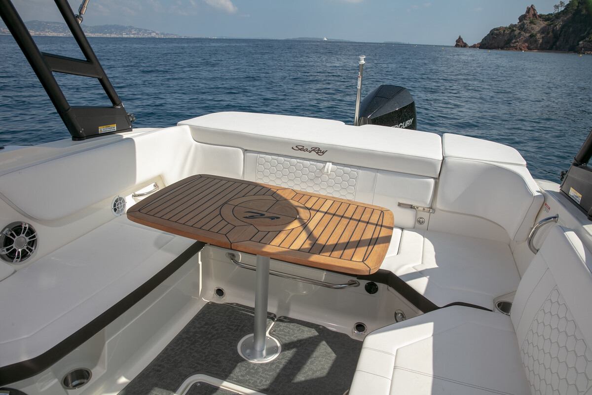foto: 8 Sea Ray Sun Sport 230 OB