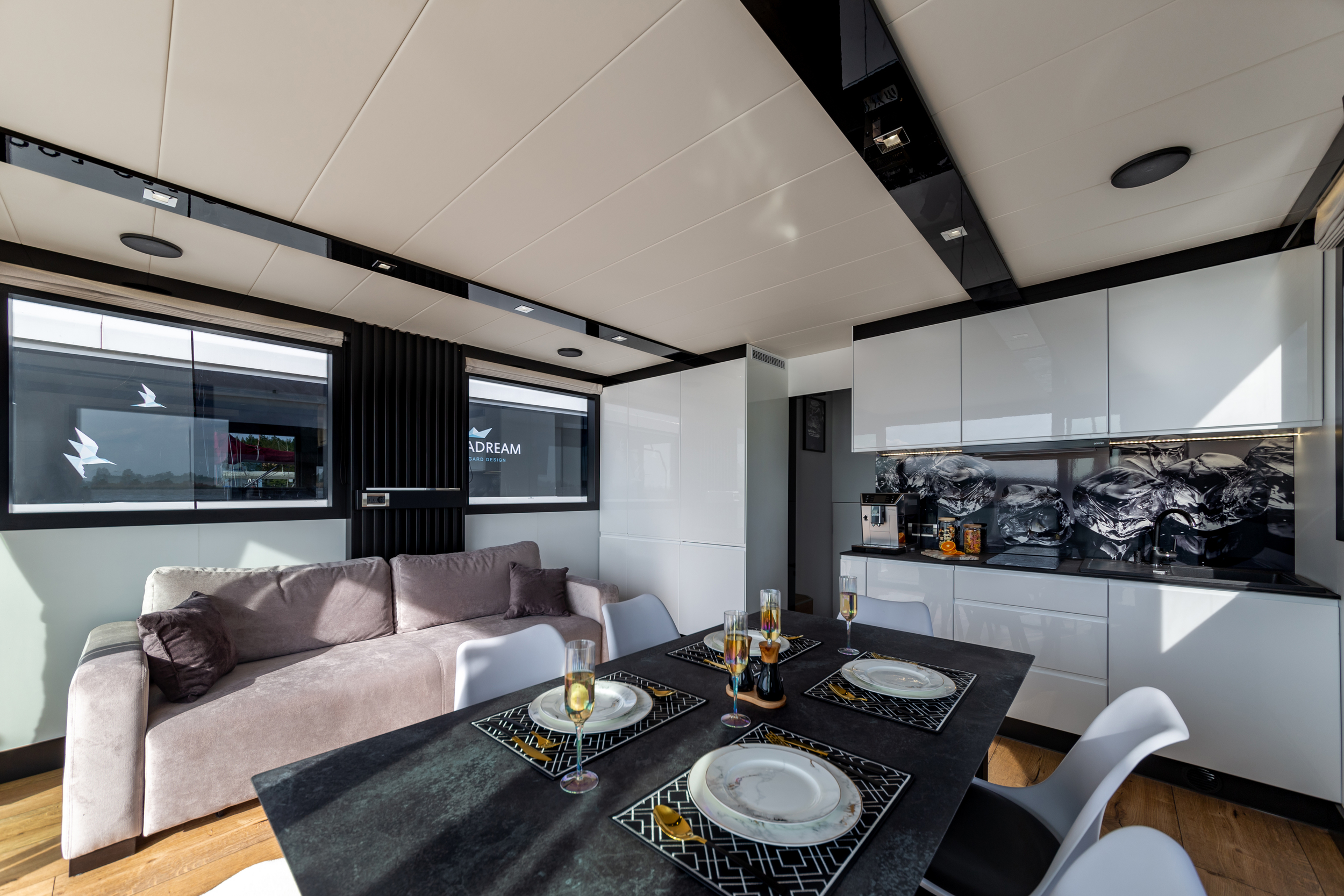 foto: 16 Nomadream Cat-House 1200 Double Decker Houseboat