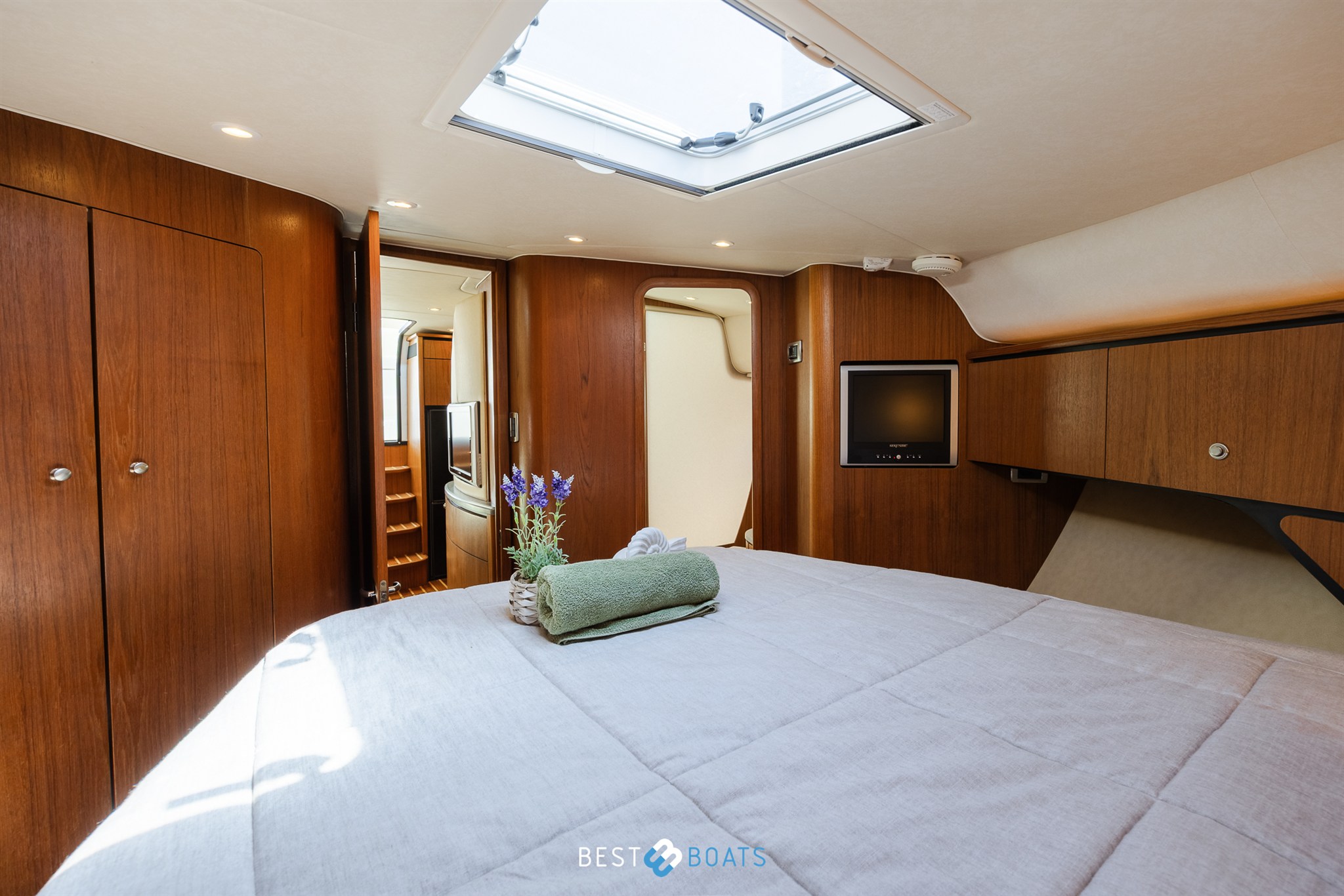 foto: 23 Tiara Yachts 4300 Sovran