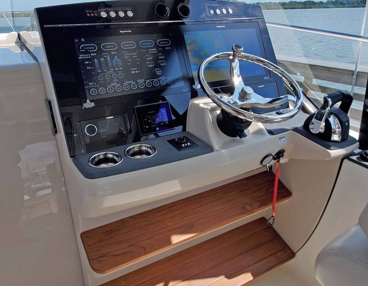 foto: 5 Boston Whaler 405 Conquest