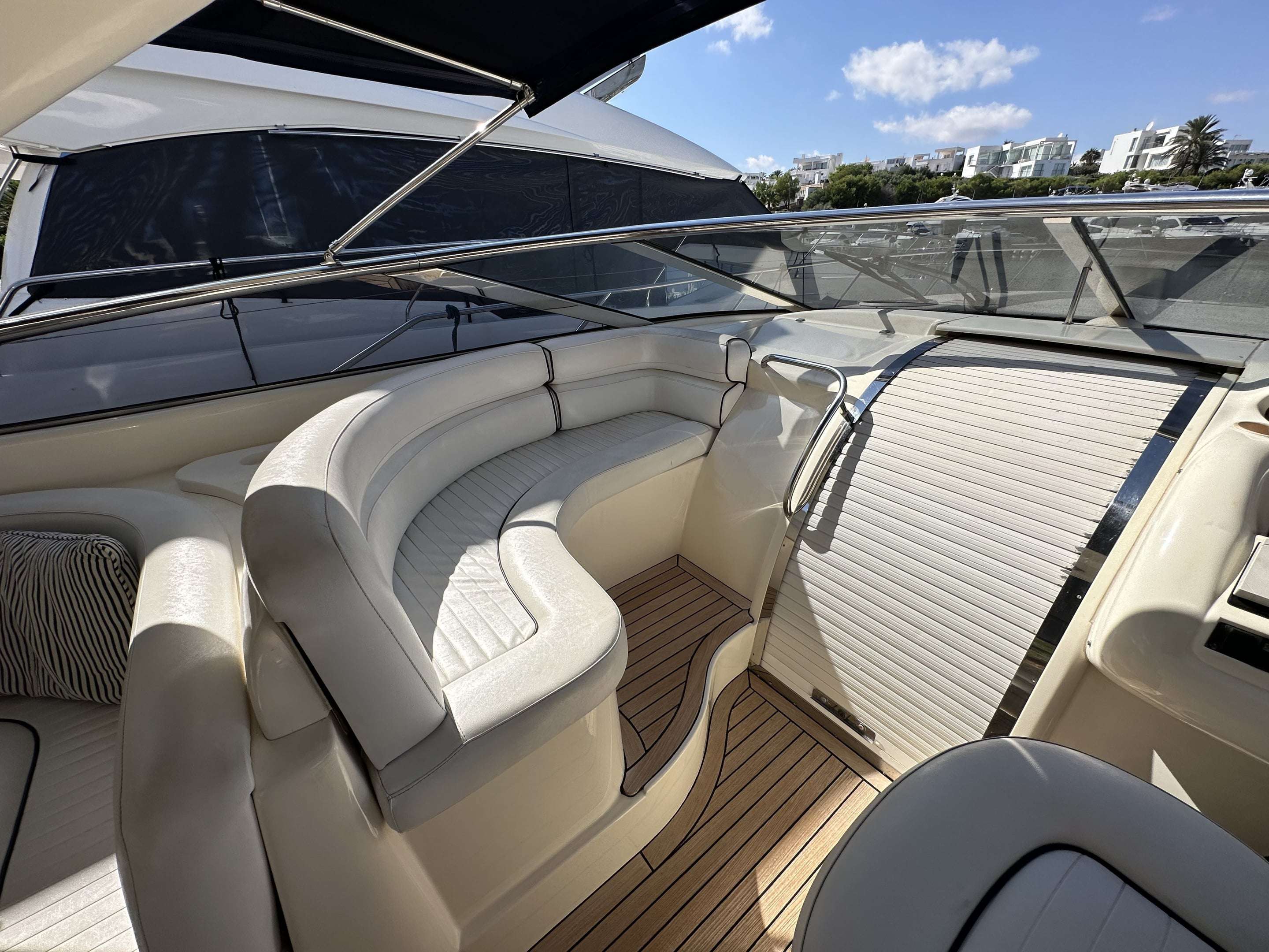 foto: 11 Sunseeker Portofino 53