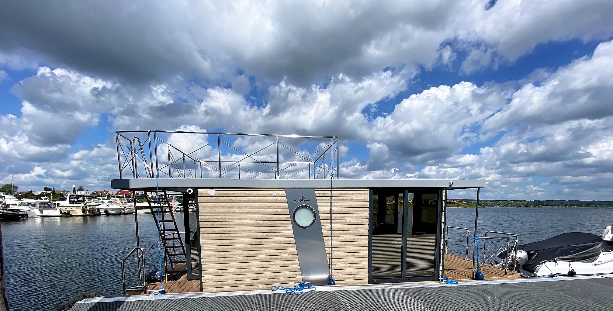 foto: 34 Campi 300 Houseboat