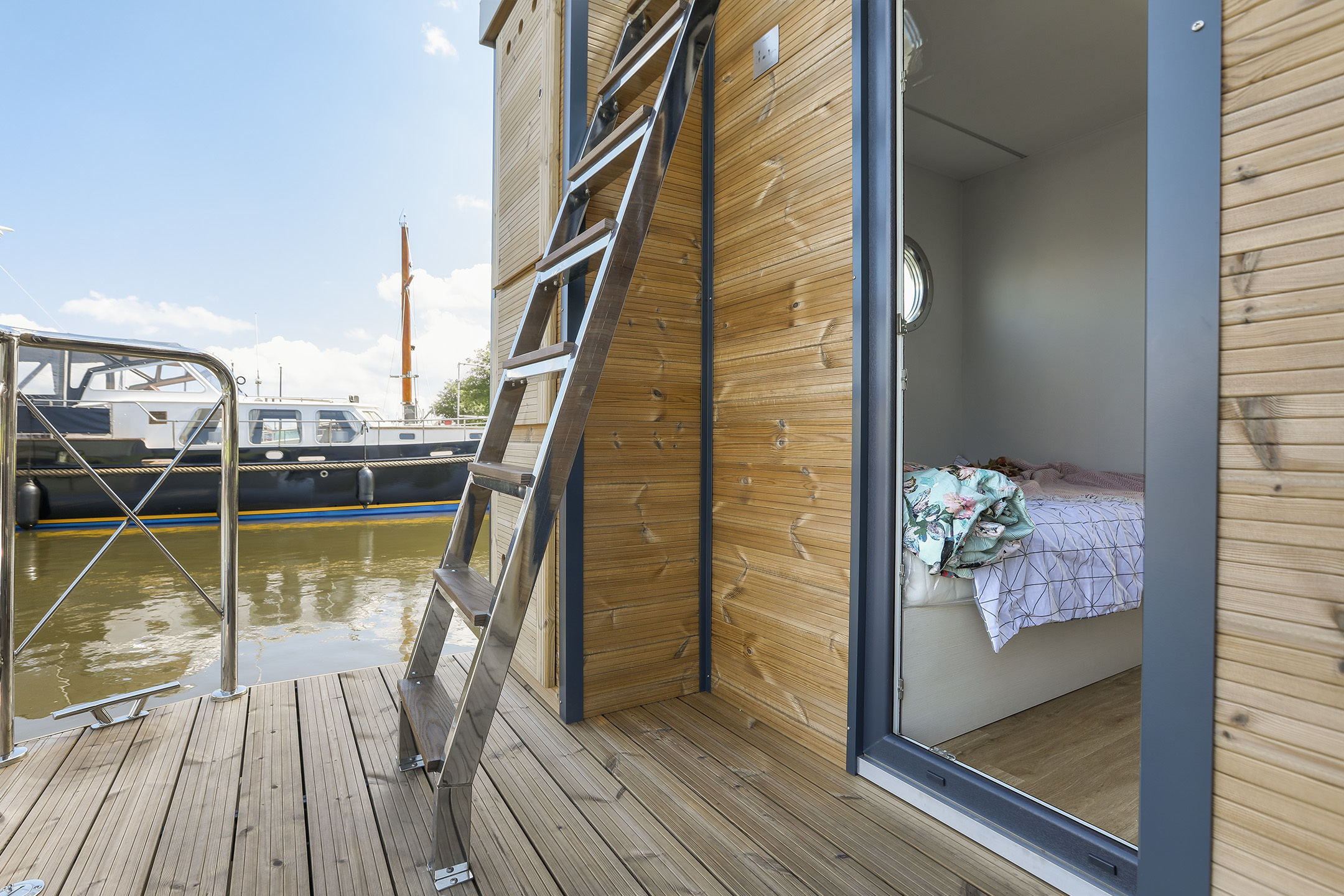 foto: 35 Campi 300 Houseboat