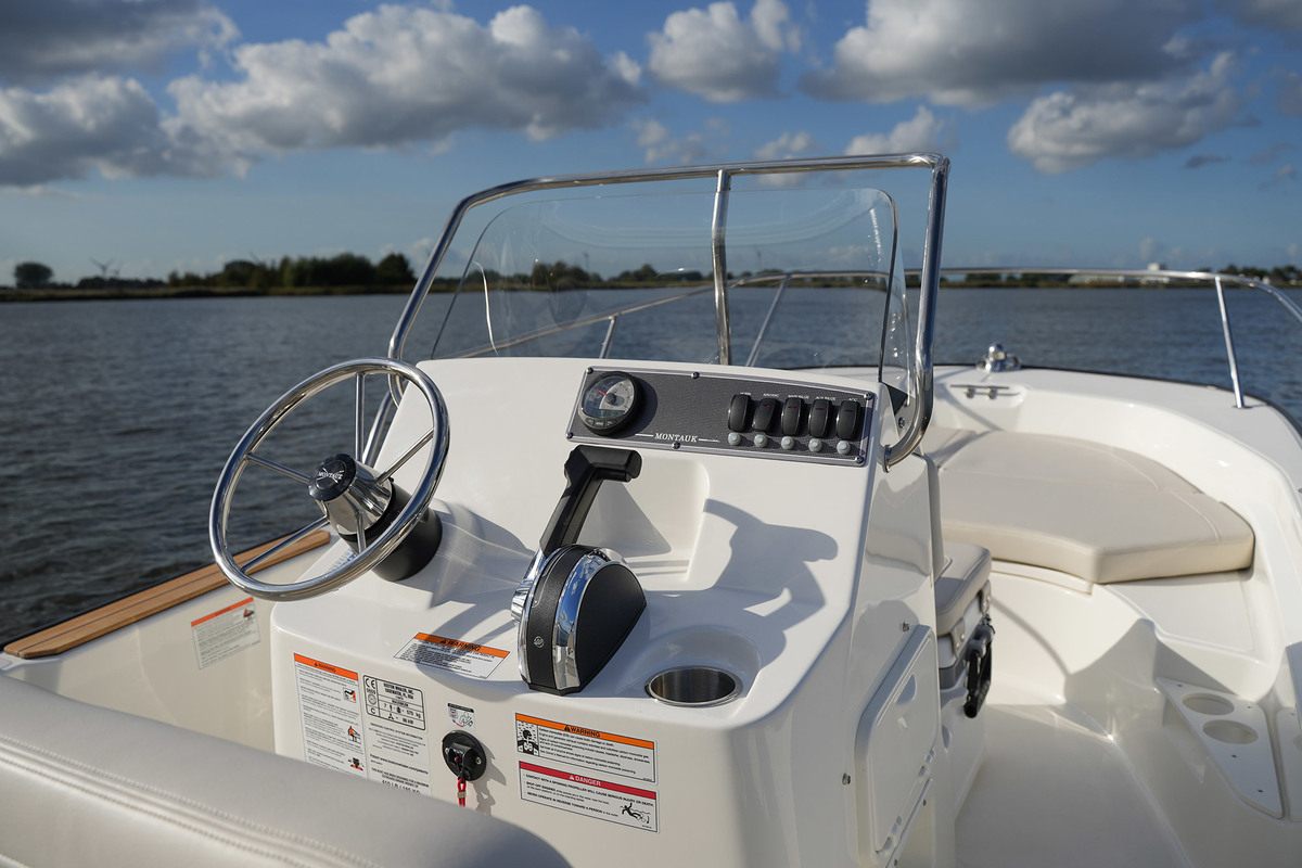 foto: 27 Boston Whaler 170 Montauk