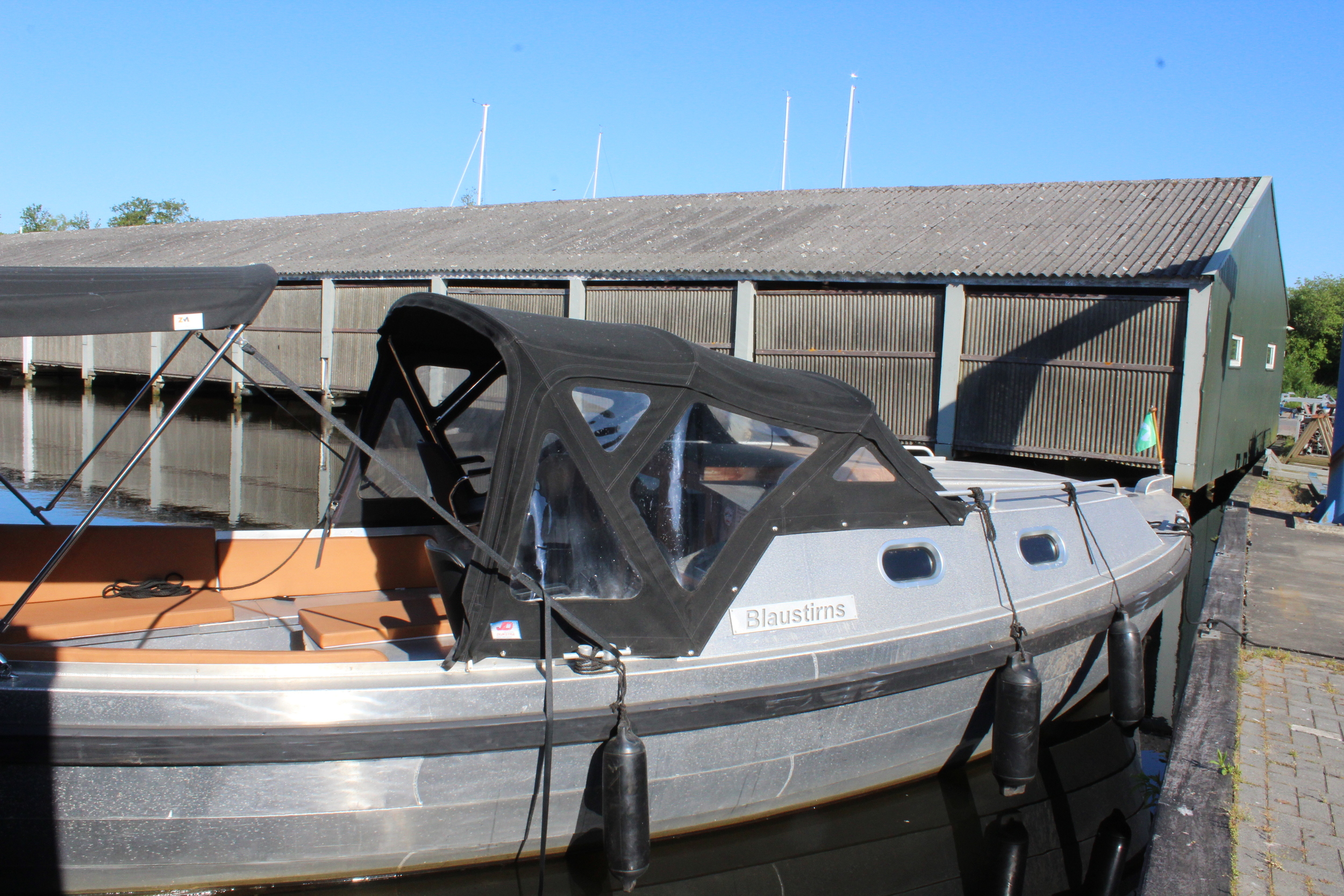 foto: 18 Black Fish Cabin 850 XL