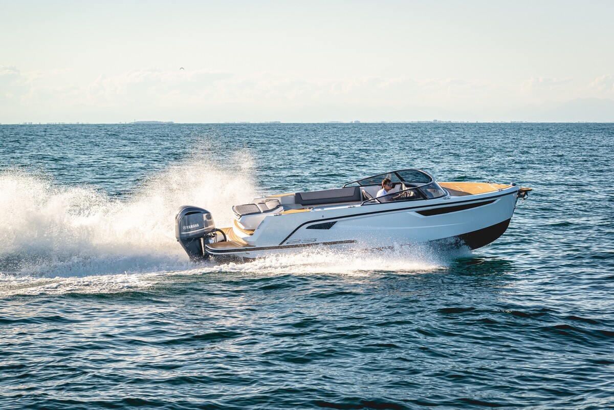 foto: 11 Alfastreet Marine 25 Cabin Evolution - Outboard Series