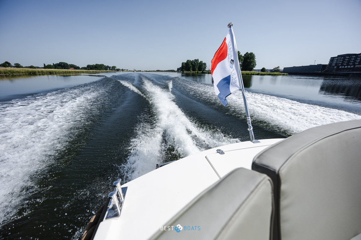 foto: 8 Interboat Intercruiser 27 Cabin