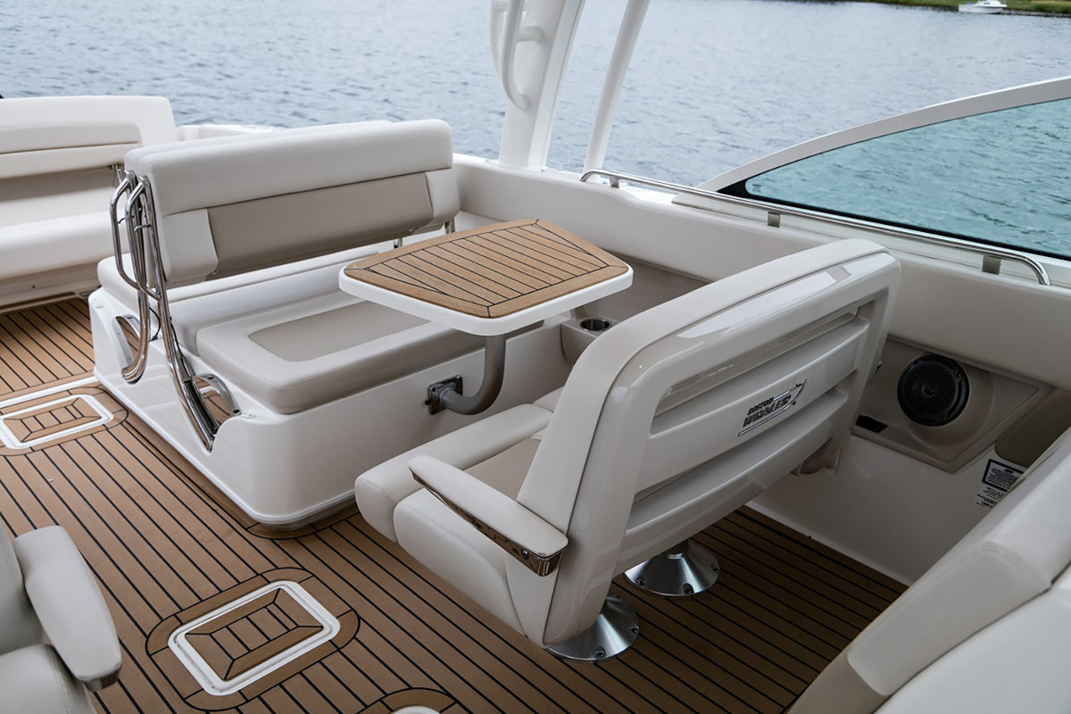 foto: 8 Boston Whaler 320 Vantage