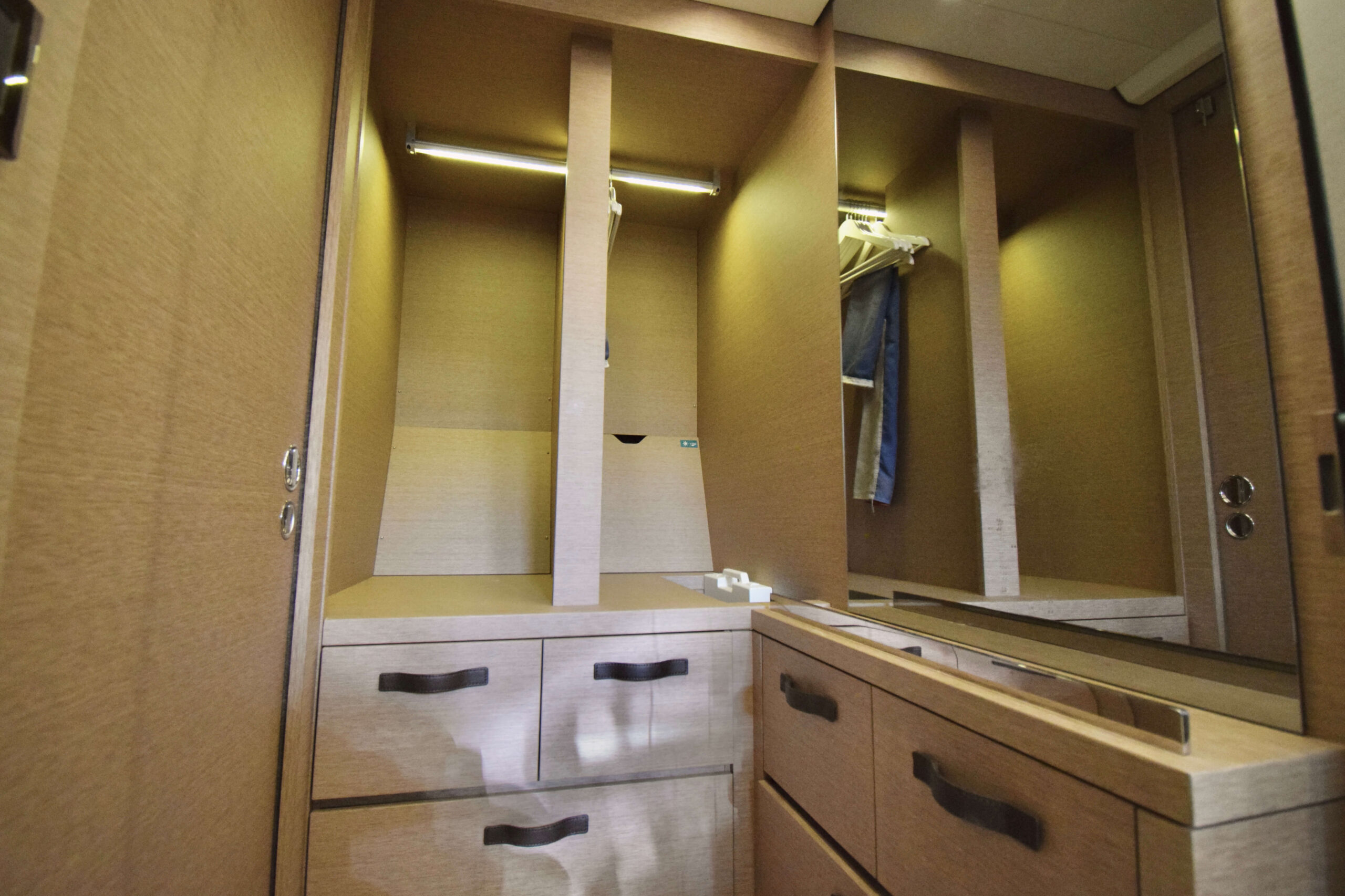foto: 21 Prestige 590 Flybridge #19