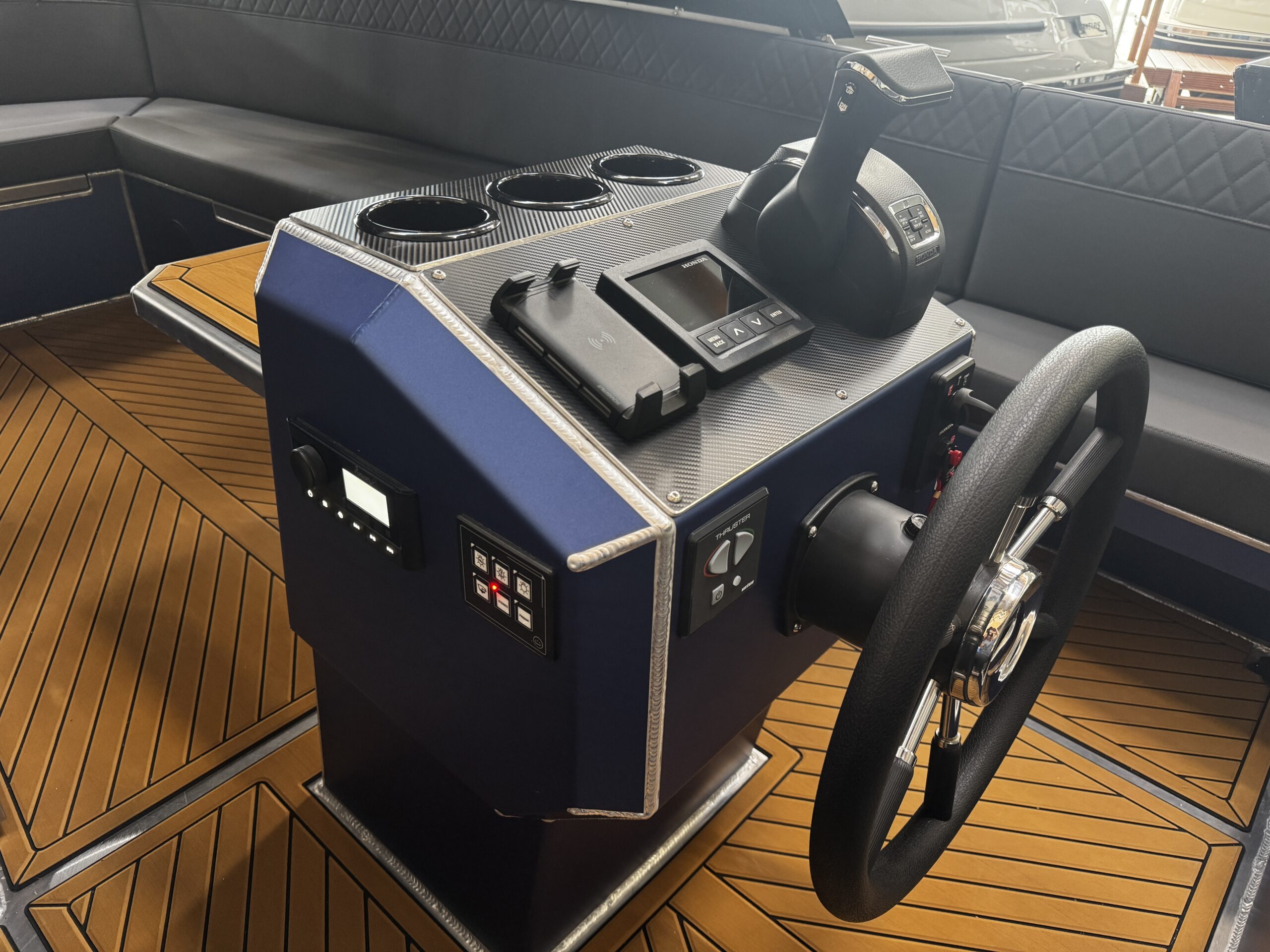 foto: 11 Qualia QT 22 Outboard