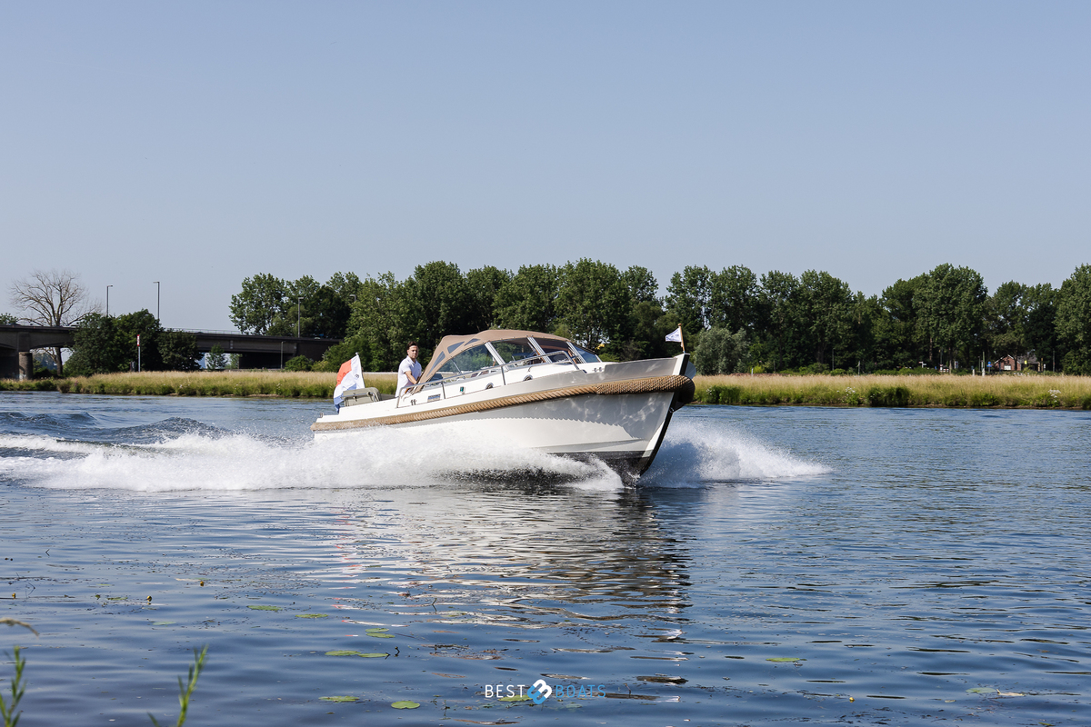 foto: 9 Interboat Intercruiser 27 Cabin