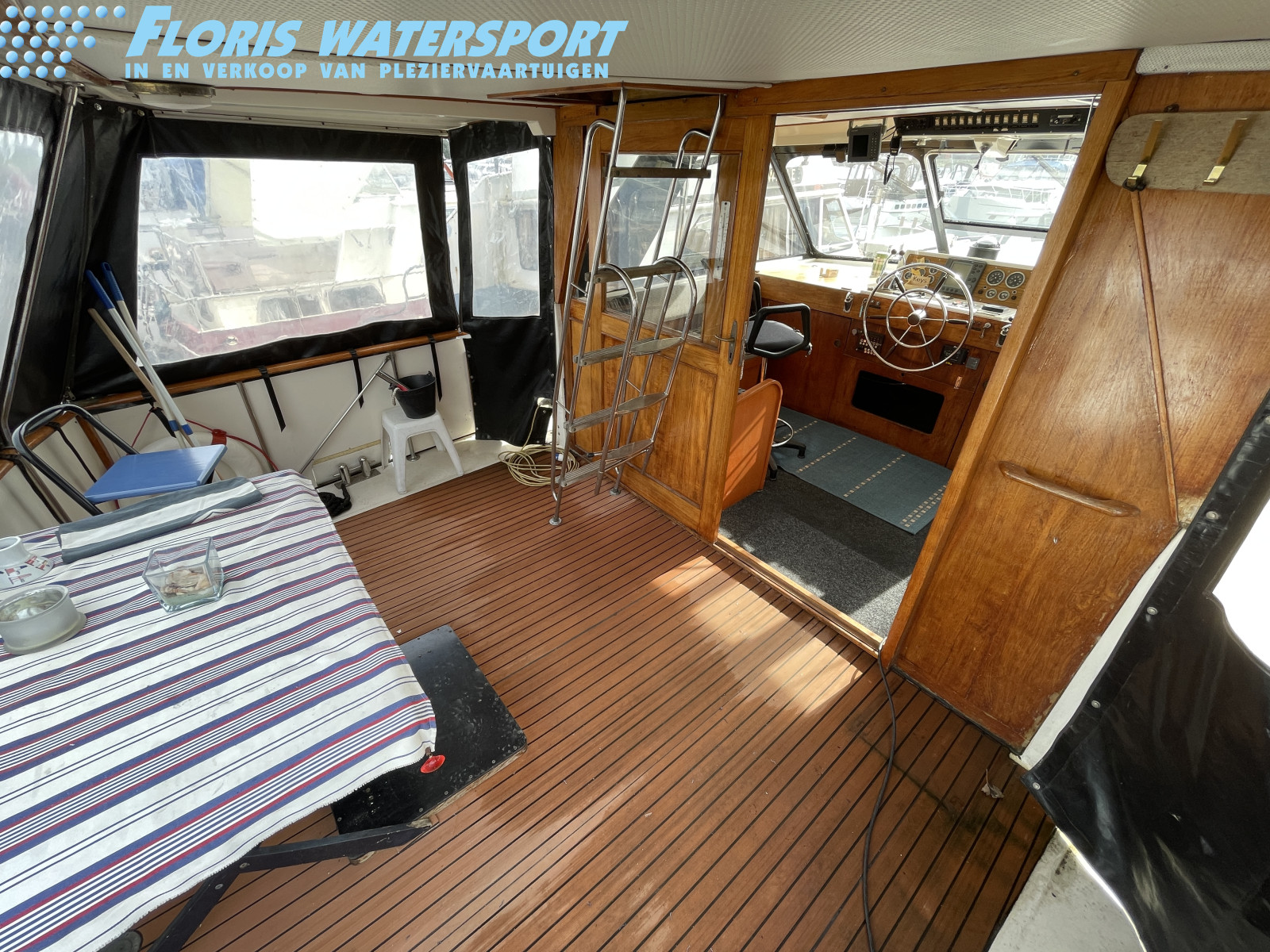 foto: 25 Trojan  44 Pilothouse