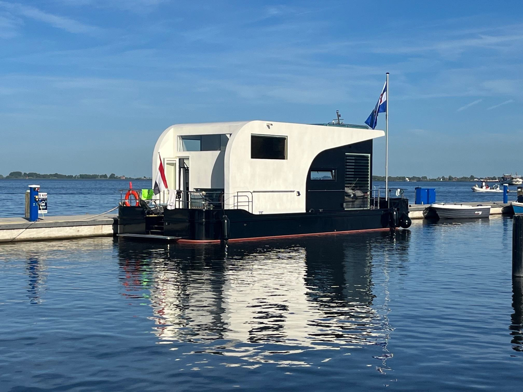 foto: 23 HOMESHIP VaarLoft Volledig Elektrische Houseboat