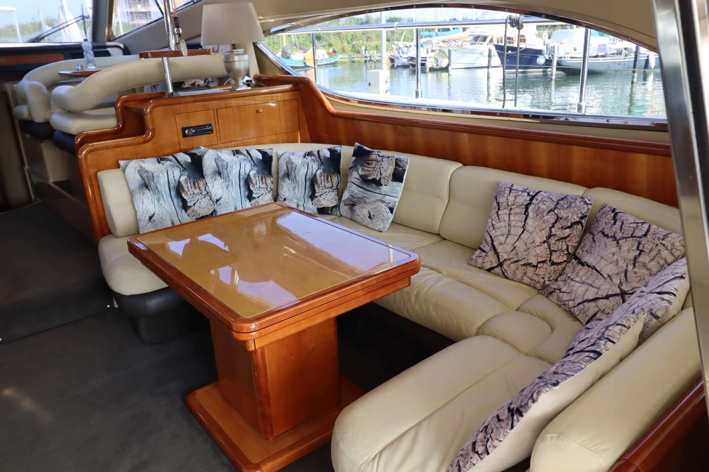 foto: 16 Ferretti Yachts 530