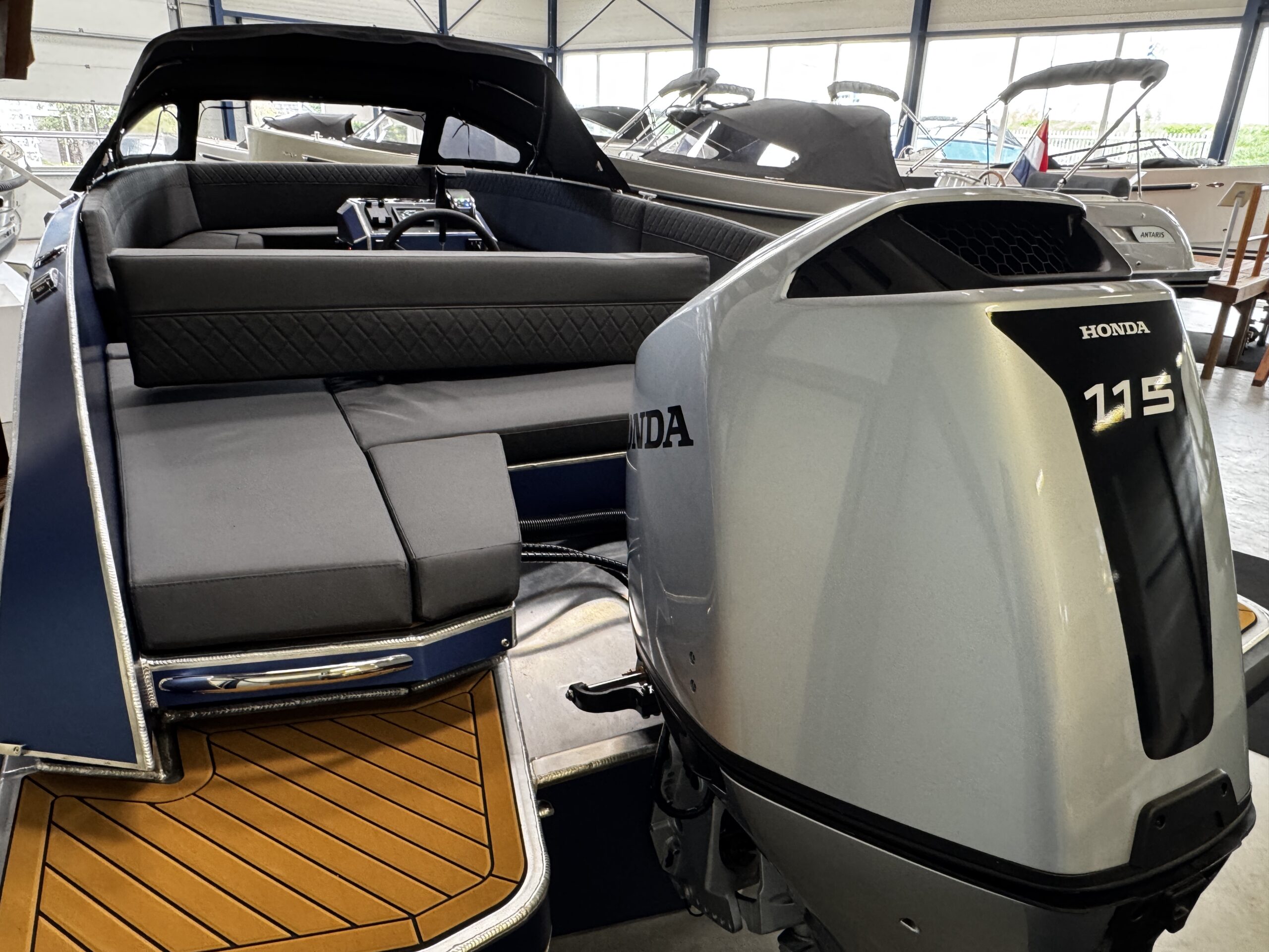 foto: 12 Qualia QT 22 Outboard