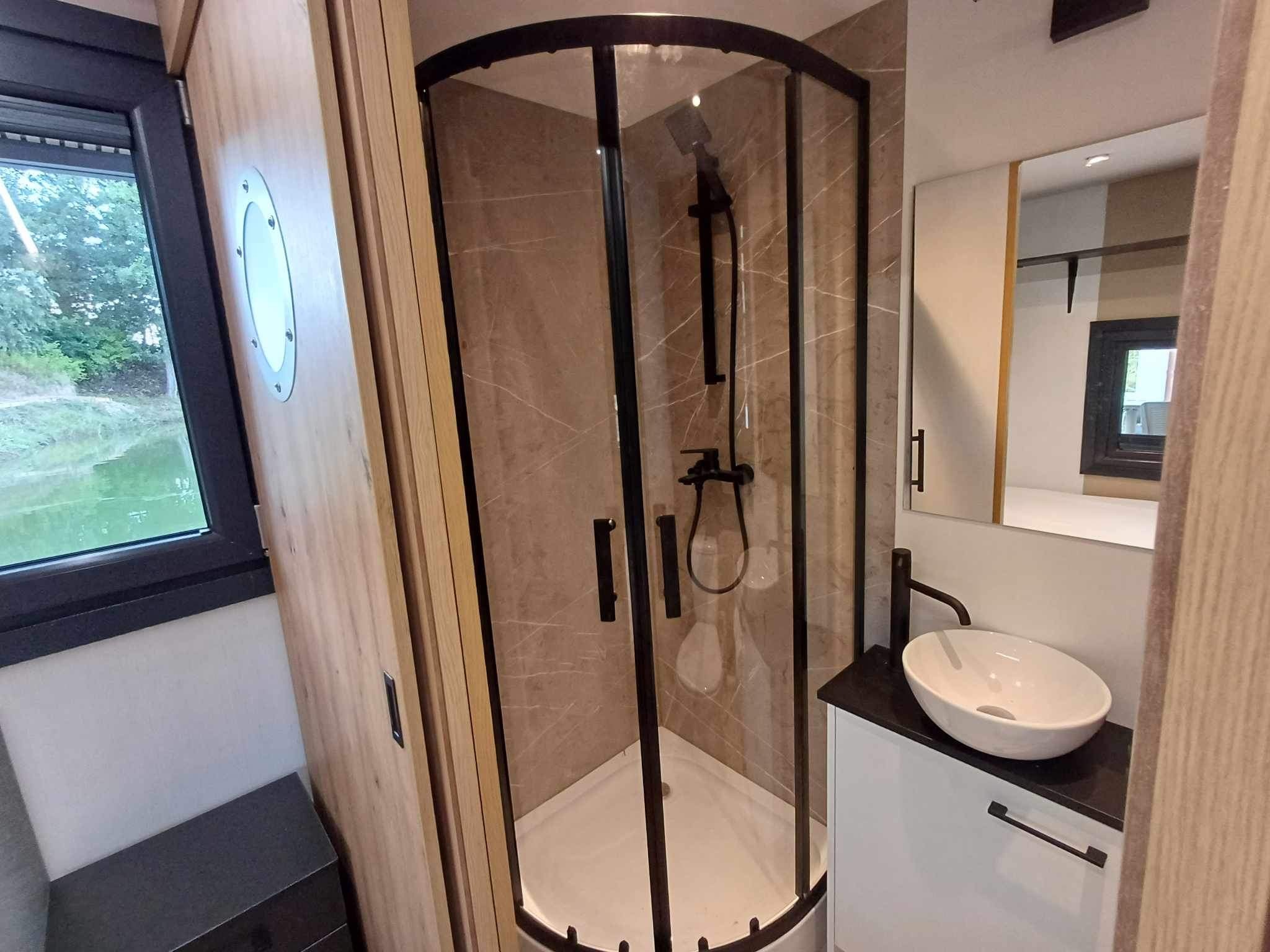 foto: 32 Shogun Mobile Houseboat