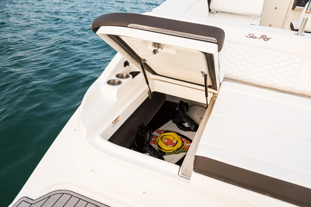 foto: 8 Sea Ray SDX 270 Outboard