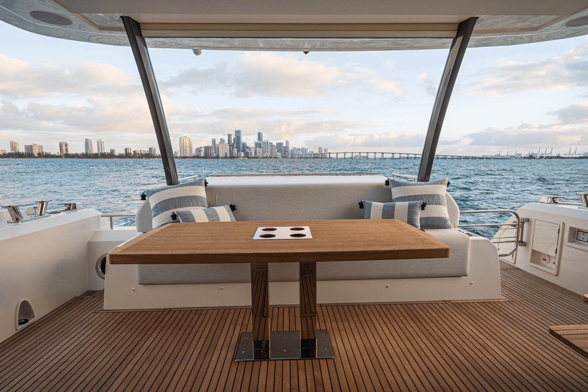 foto: 33 Prestige 690 flybridge #46