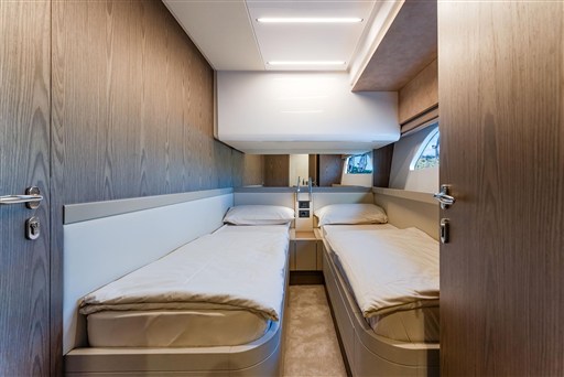 foto: 12 Ferretti Yachts 550