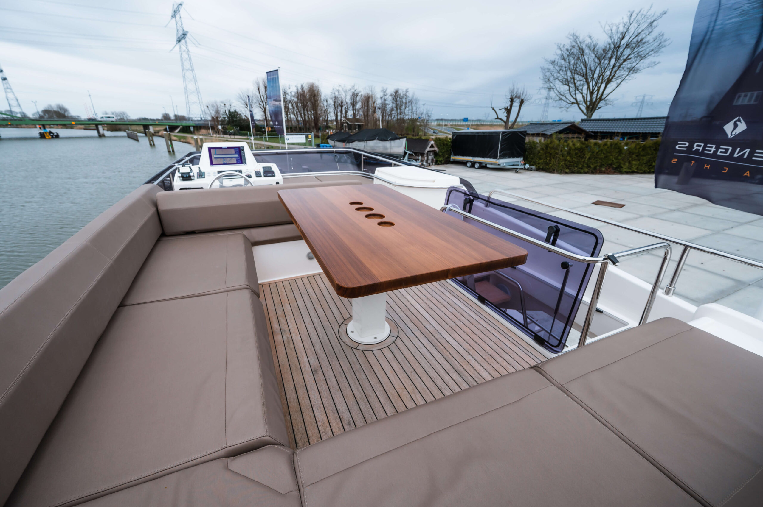 foto: 37 Ferretti Yachts 550