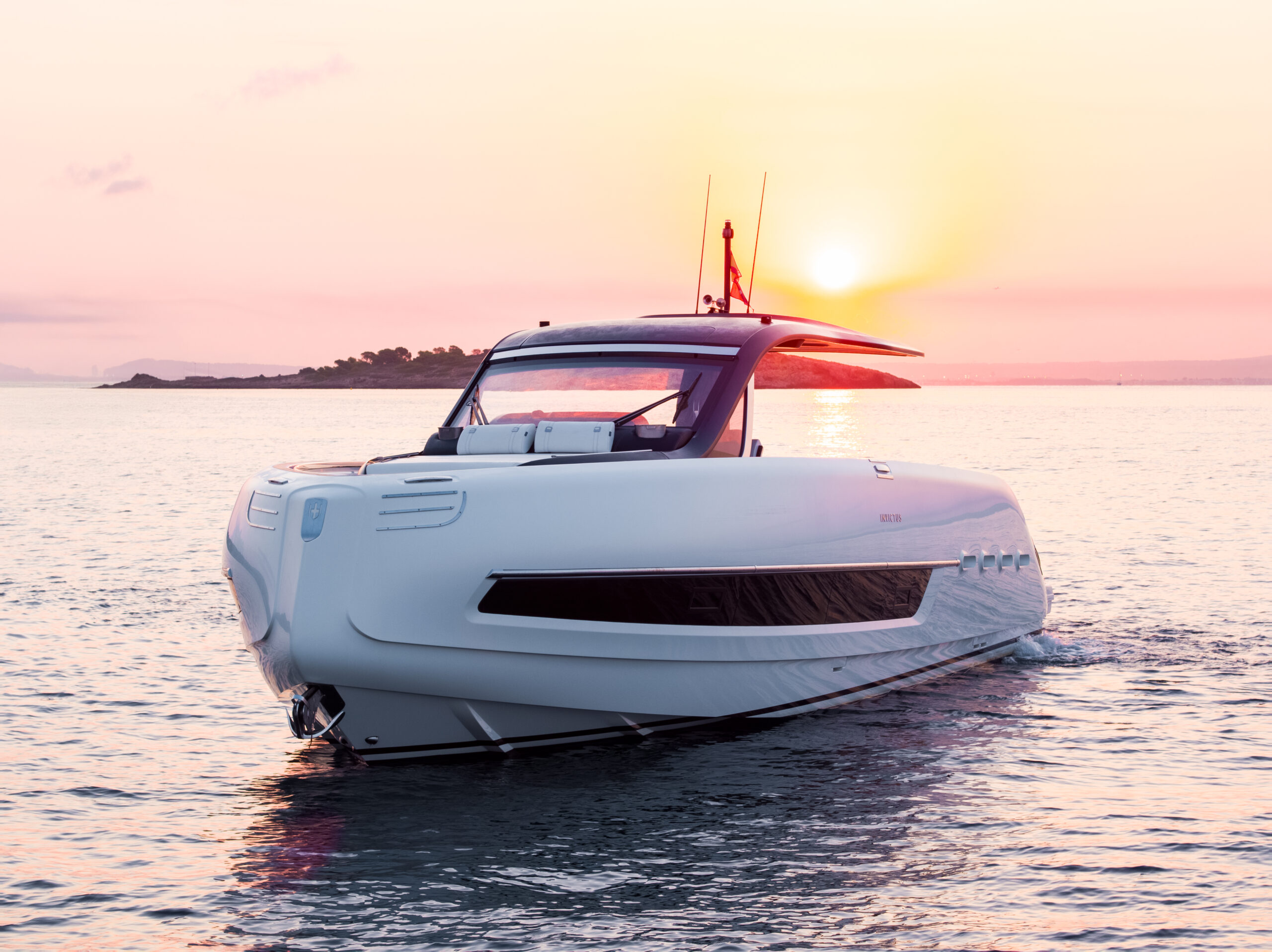 foto: 34 Invictus TT460
