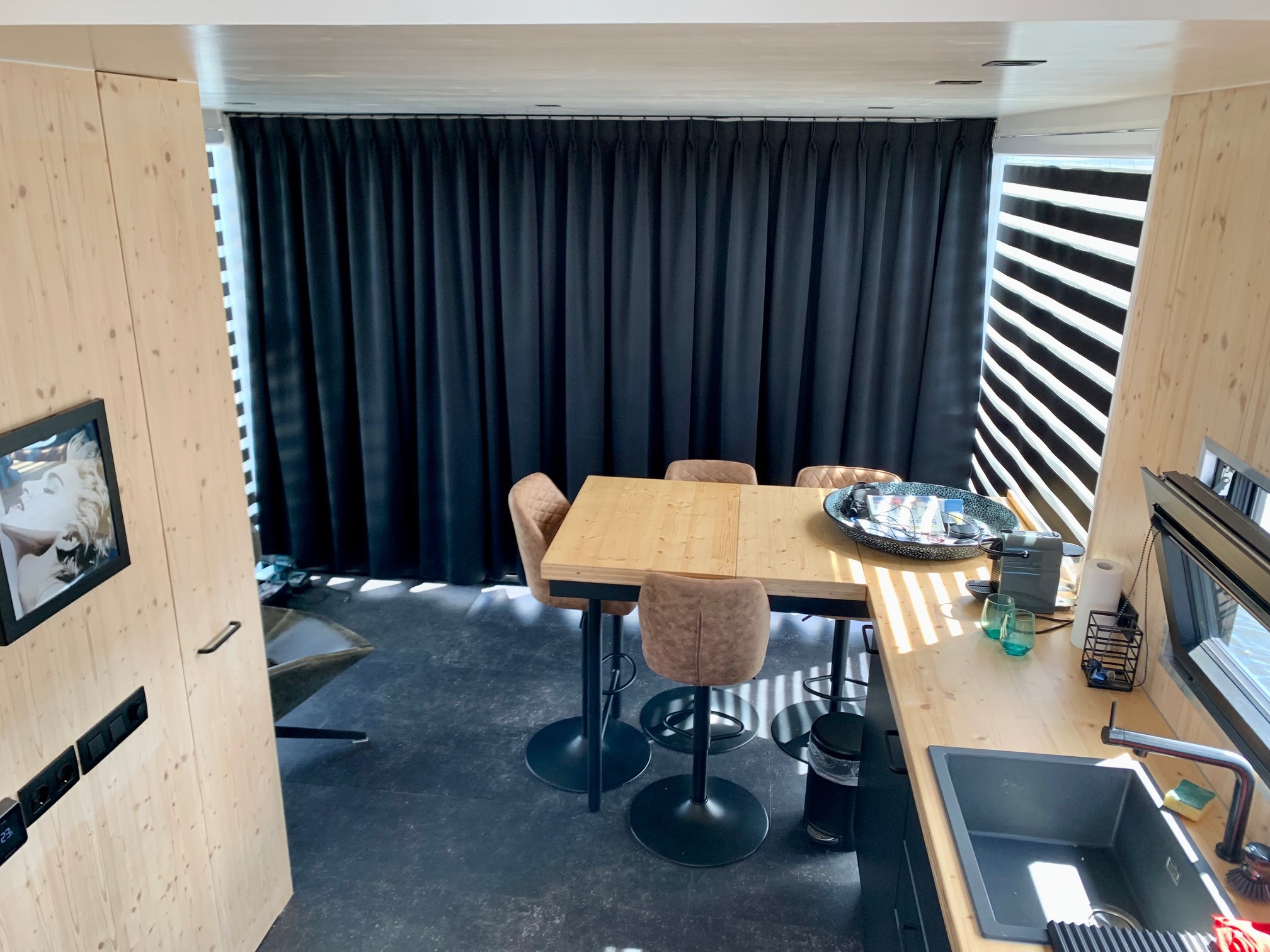 foto: 25 HOMESHIP VaarLoft Volledig Elektrische Houseboat