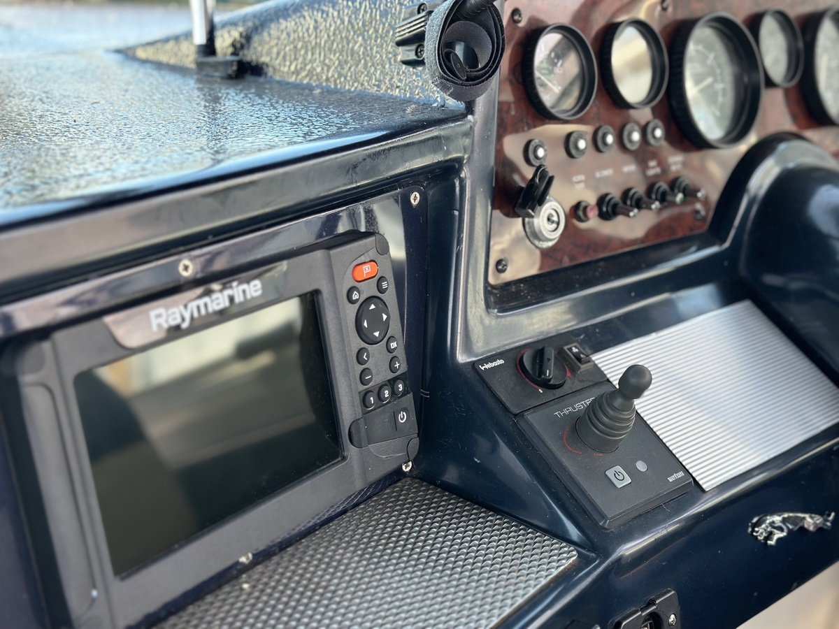 foto: 13 Sea Ray 220DA