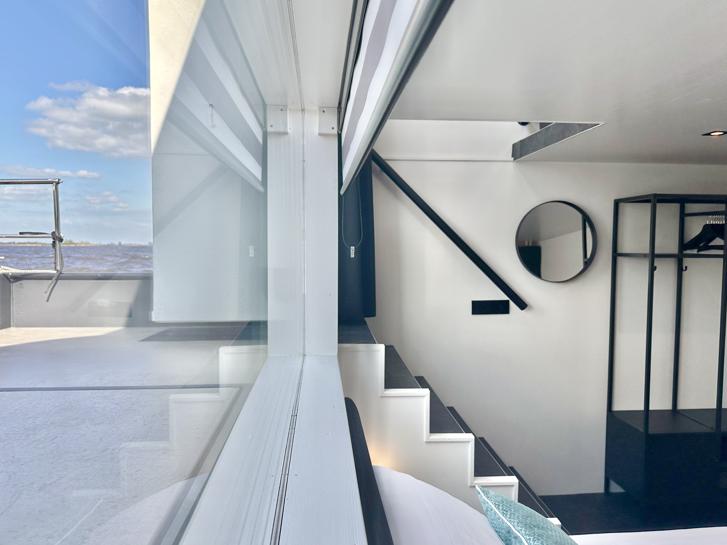 foto: 26 HOMESHIP VaarLoft Volledig Elektrische Houseboat