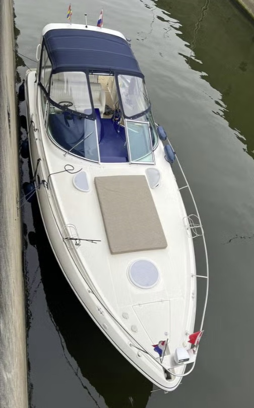 foto: 5 Cruisers Yachts  320 Express