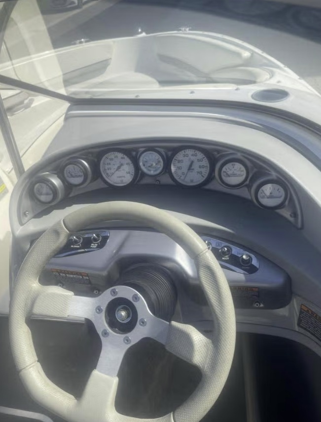 foto: 5 Bayliner  205 