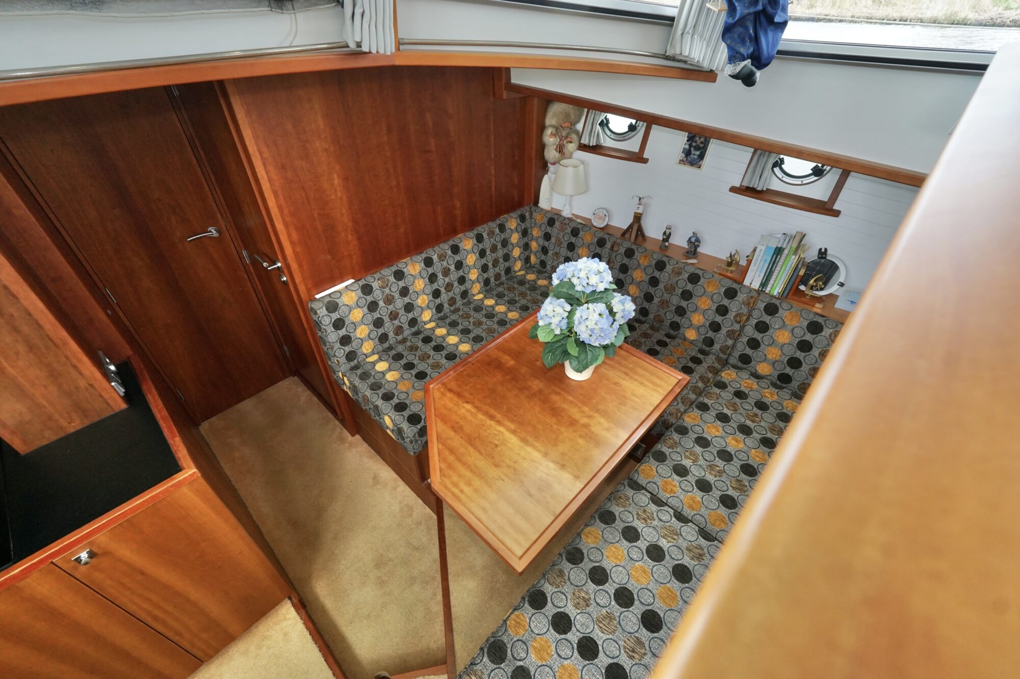 foto: 79 Serious Yachts Serious Yachts Gently Low Bridge 45 Sedan