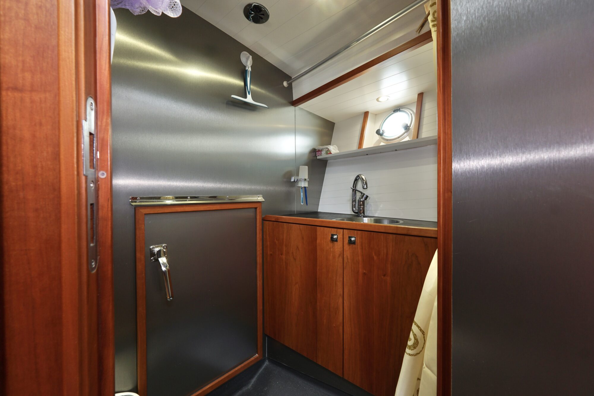 foto: 50 Serious Yachts Serious Yachts Gently Low Bridge 14.50 Sedan