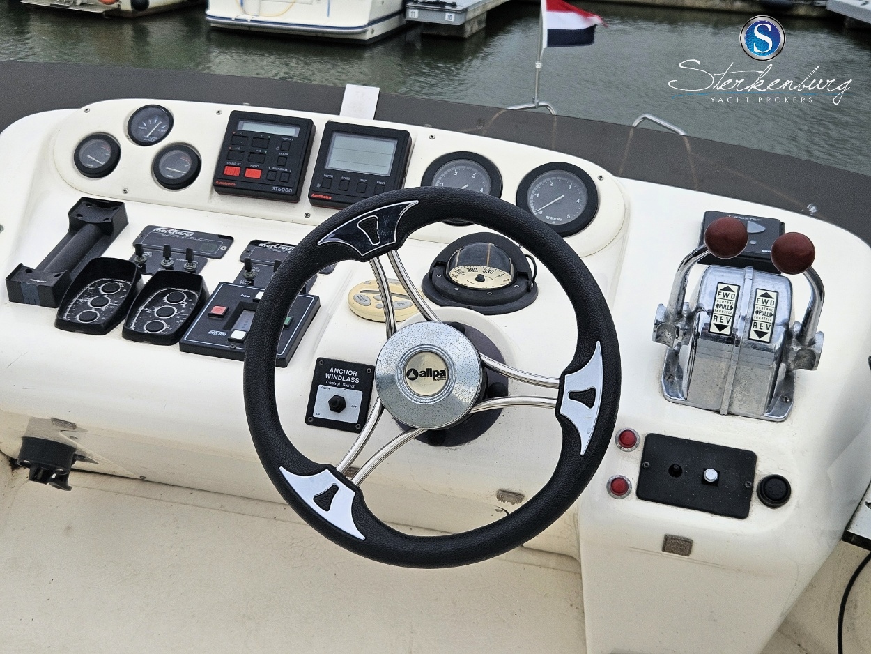 foto: 30 Sealine F330 Statesman