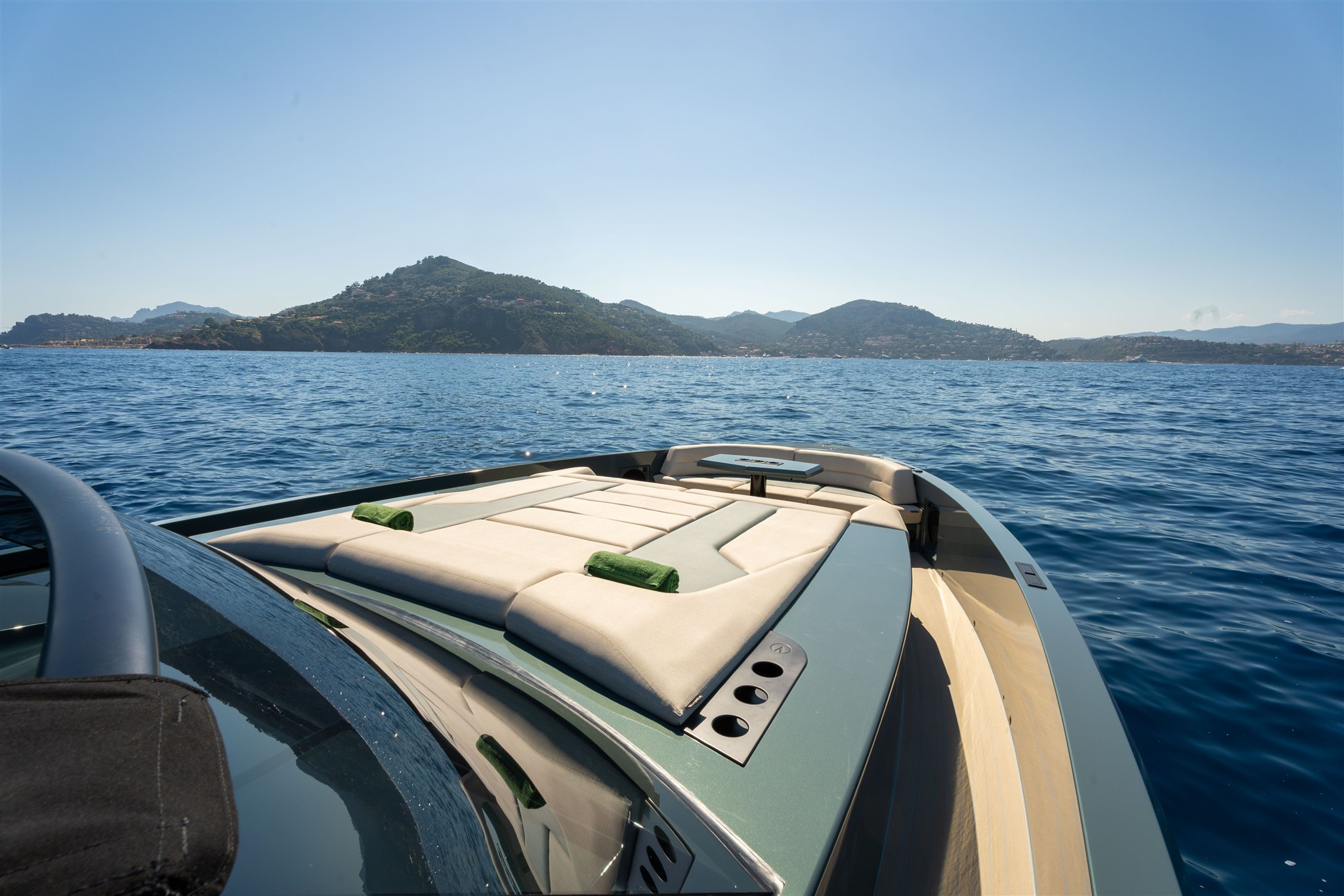 foto: 16 Vanquish Yachts VQ 54