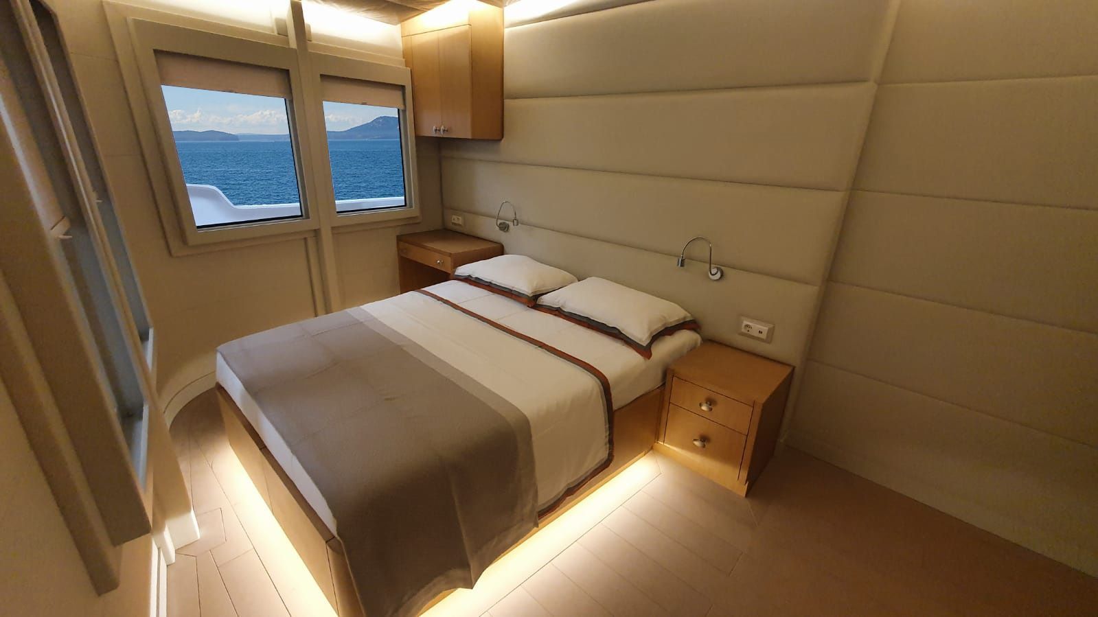 foto: 15 Maison Marine 66 Houseboat- Catamaran