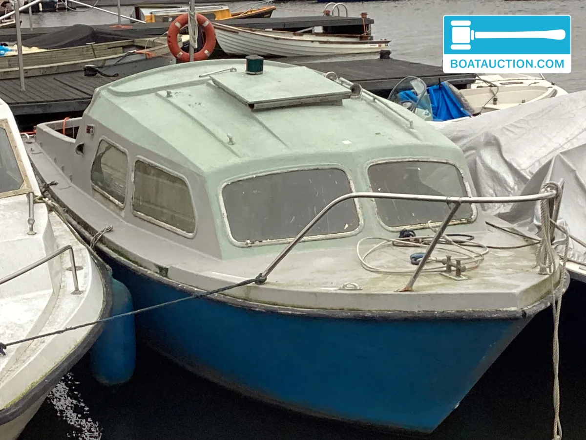 Cabin sailboat 700