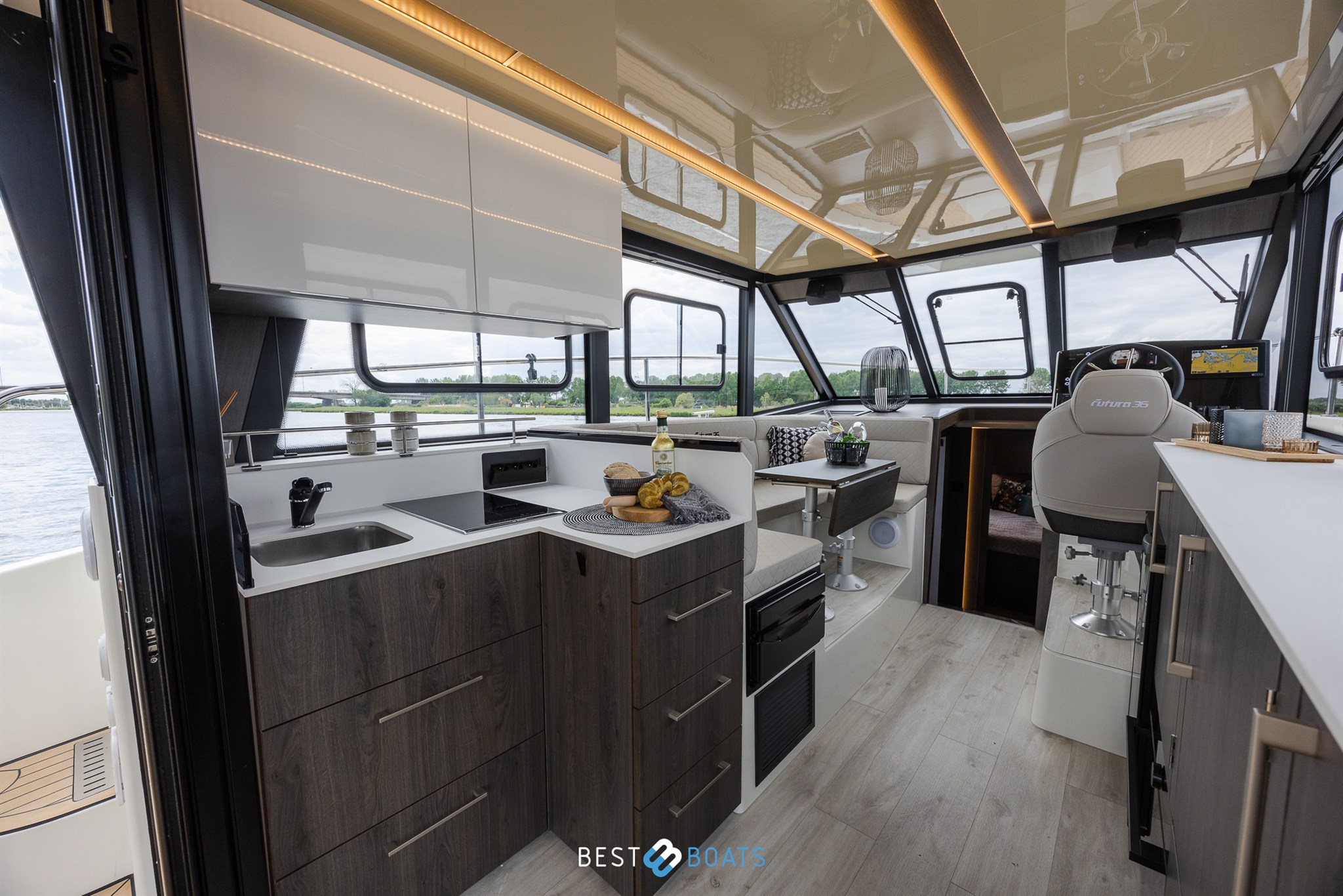 foto: 24 Cobra Yachts Futura 36 Premium Fly