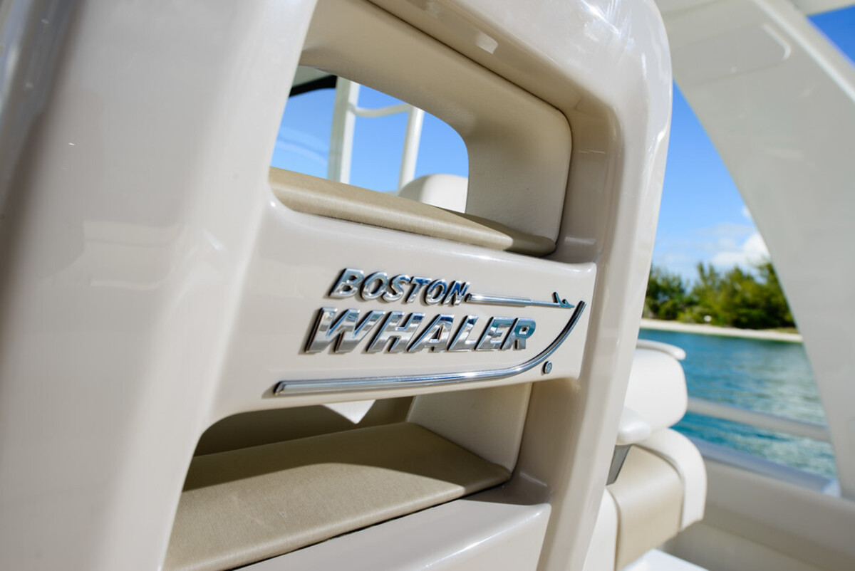 foto: 8 Boston Whaler 420 Outrage